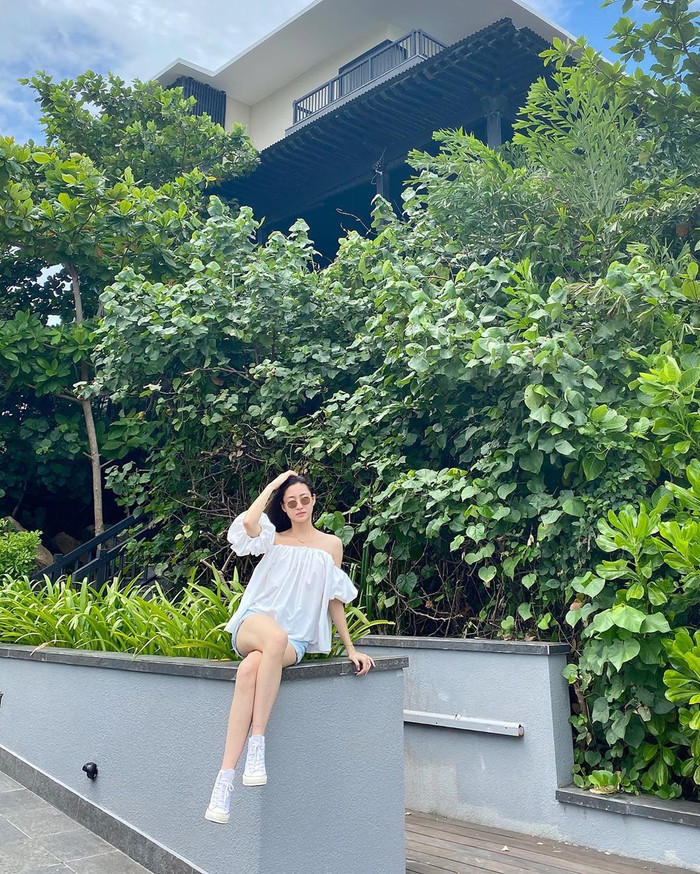 Hoa hậu Lương Thùy Linh diện áo xinh khoe vai trần quyến rũ trong chuyến đi nghỉ dưỡng.