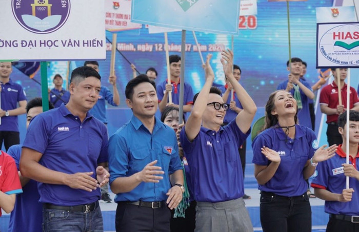 Nhiều nghệ sĩ Việt đã góp mặt để chung vui ngày này.