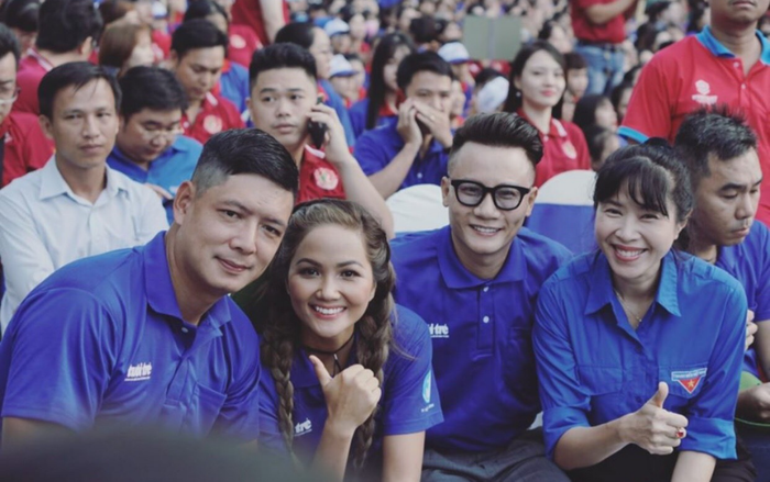 Dàn nghệ sĩ Việt tham gia lễ ra quân Mùa hè xanh, H'Hen quá háo hức phải tranh thủ luyện giọng ngay trên ô tô Ảnh 2