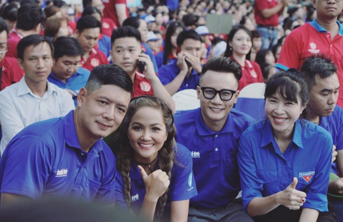 Dàn nghệ sĩ Việt tham gia lễ ra quân Mùa hè xanh, H'Hen quá háo hức phải tranh thủ luyện giọng ngay trên ô tô Ảnh 4