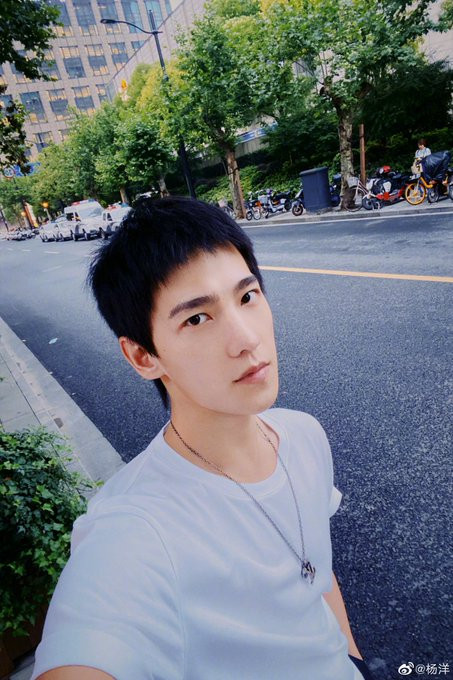 'Ca ca tràn đầy sức sống' chính thức ghi hình: Dương Dương tỏa sáng với tạo hình đơn giản, trẻ đẹp như trai 18 Ảnh 3