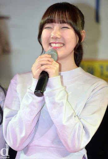 7 lần các thần tượng Kpop bị cư dân mạng chỉ trích vì lý do vô cùng lố bịch: Cười cũng bị lên án? Ảnh 8