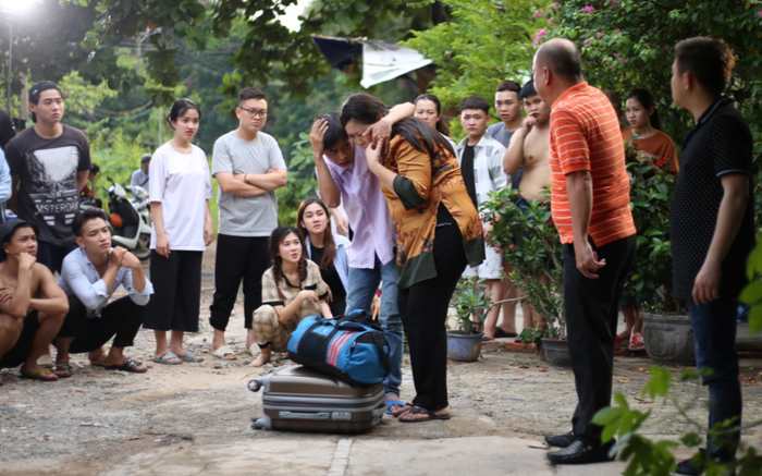 Mở màn 'Đại Kê chạy đi' phần 2: Mẹ con Đại Kê 'ê chề' bị ông Sơn đuổi về xóm gà Ảnh 2