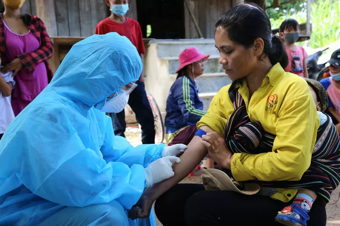 Tổ chức lấy mẫu xét nghiệm bạch hầu trên địa bàn tỉnh Đắk Lắk. Ảnh: Báo Người Lao Động