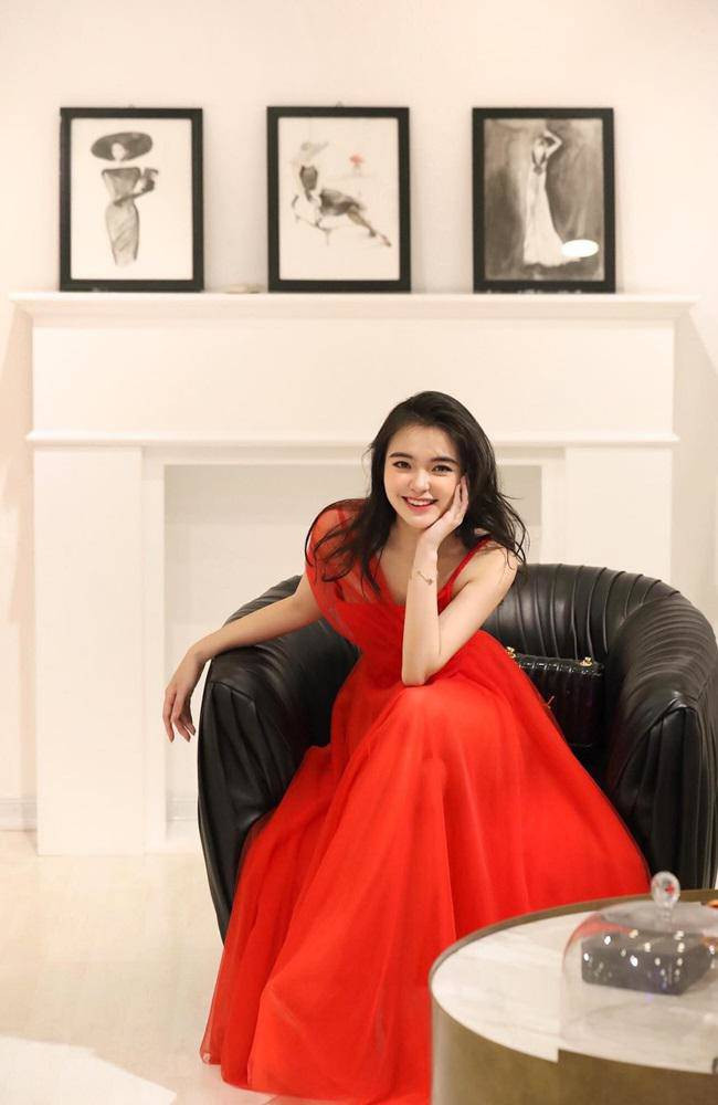 Các 'hotgirl' kiếm tiền siêu 'khủng' từng học trường Đại học nào? Ảnh 7