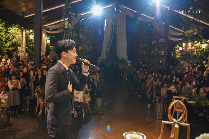 Tuy đây không phải lần đầu Chen hát Best Luck tại đám cưới, nhưng lần này anh chàng mang đến một cảm giác đặc biệt hơn.