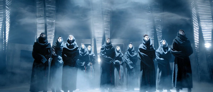 Mama của EXO mang đến sự ma mị bí ẩn.