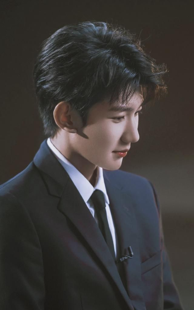 Đến trưởng thành Vương Nguyên cũng chỉ mong có một tỉnh yêu đơn thuần, nhẹ nhàng