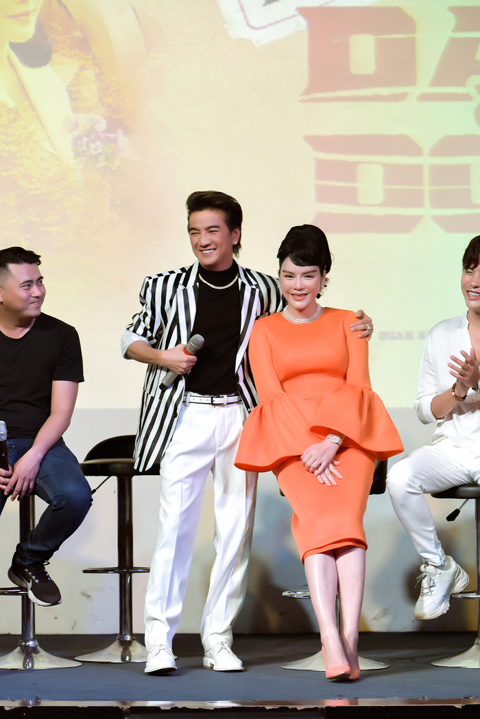 Ôm ấp Lý Nhã Kỳ nhưng Mr. Đàm cũng không quên 'gọi hồn' Mỹ Tâm. 