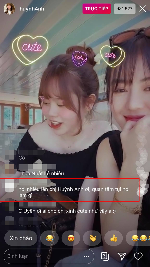 Về phía Huỳnh Anh, cô nàng cũng vui vẻ trò chuyện với người hâm mộ và bỏ qua các bình luận ác ý từ phía ant-fan.