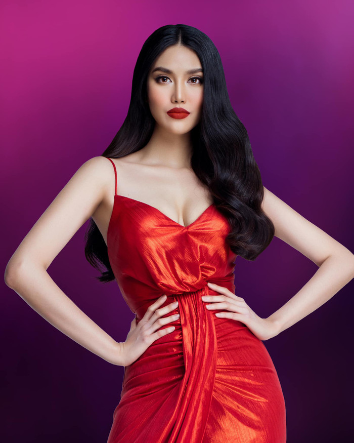 Thời điểm đăng quang Hoa khôi Áo dài và tham dự Miss World 2015. Lan Khuê chứng tỏ sức hút và phong độ ổn định của một cô gái sở hữu gò má cao, làn da ngăm đen và thần thái sang chảnh, cuốn hút. 