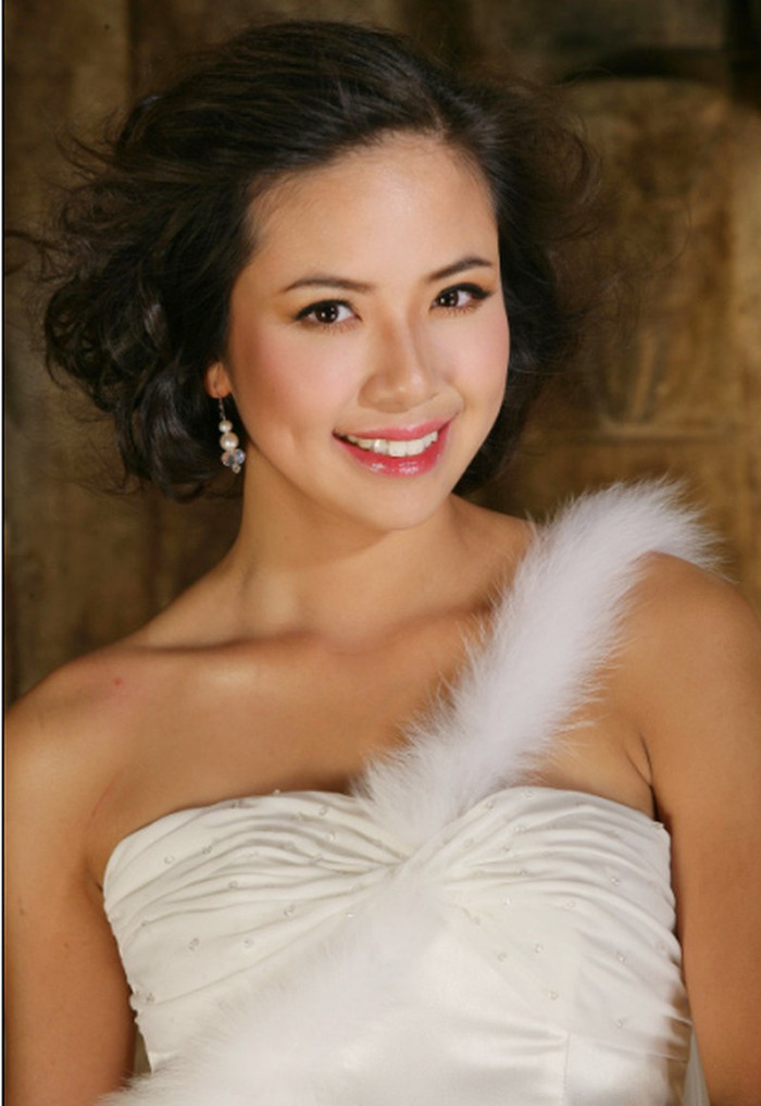Năm 2010, Kiều Khanh xuất sắc vượt qua hai đàn chị là Diễm Hương, Ngọc Hân để trở thành đại diện Việt Nam tham dự cuộc thi Hoa hậu thế giới. Cô được nhận xét là gương mặt có tiềm năng bởi sở hữu vẻ đẹp phúc hậu và trong sáng, phù hợp với tiêu chí của cuộc thi.