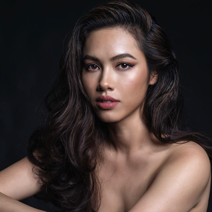 Ra về tay trắng tại Miss World 2012, Hoàng My tập trung cho sự nghiệp nghiên cứu. Thông qua những hoạt động được cô cập nhật, khán giả nhận thấy Hoàng My đang tự chủ và tận hưởng cuộc sống và đam mê xê dịch. 