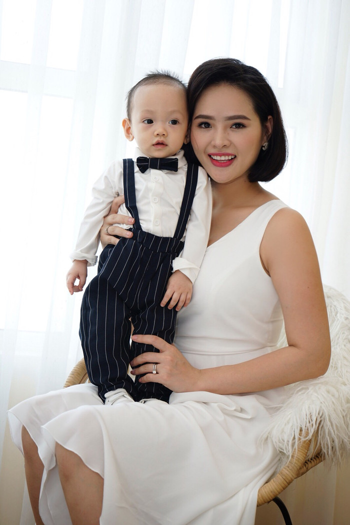 Dù đang là cái tên được săn đón bởi truyền thông nhưng sau đó cô rời showbiz khi kết hôn cùng doanh nhấn Tuấn Anh vào năm 2016. Sau nhiều năm lấy chồng, sinh con và chọn cuộc sống 'ở ẩn'. Mới đây, Lại Hương Thảo gây sốc khi vén bức màn về cuộc hôn nhân mà chính cô từng lầm tưởng là rất hạnh phúc khiến fan bỡ ngỡ.
