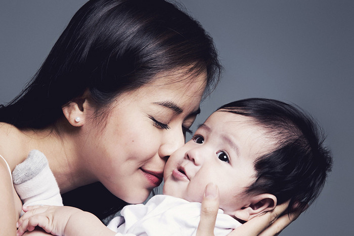 Cuộc sống hiện tại của cô gái có má lúm đồng tiền duyên dáng đang rất hạnh phúc bên người chồng doanh nhân và cậu con trai kháu khỉnh. 