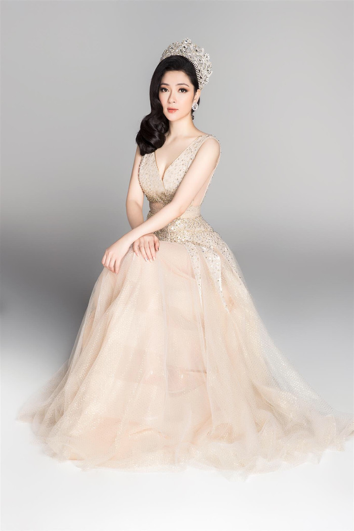 Ở tuổi U40, Nguyễn Thị Huyền vẫn khiến người đối diện không khỏi xuýt xoa trước vẻ đẹp mặn mà gái một con. Cô gần như lánh xa những thị phi của làng giải trí, bằng lòng với cuộc sống của một viên chức bên cô con gái nhỏ đáng yêu đang lớn lên từng ngày.