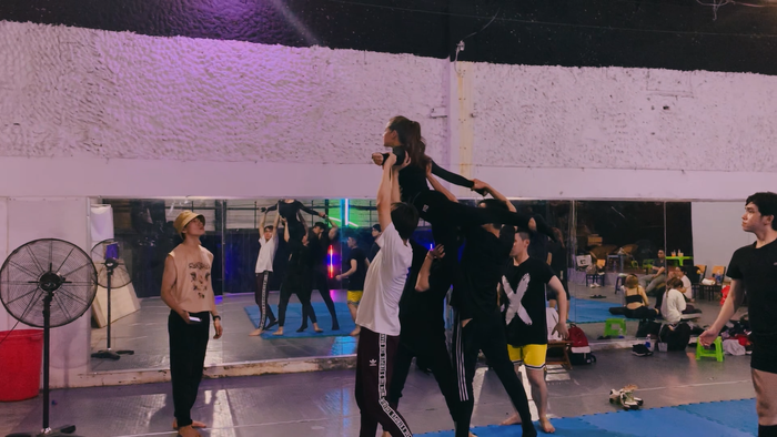 Được biết, nữ ca sĩ đã mất gần 1 tháng 'chôn chân' trong phòng tập. 