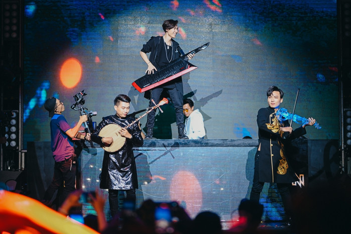Khoảnh khắc K-ICM ôm mặt khóc nức nở sau bàn DJ trong đêm nhạc riêng: Chàng trai đã làm rất tốt rồi! Ảnh 18