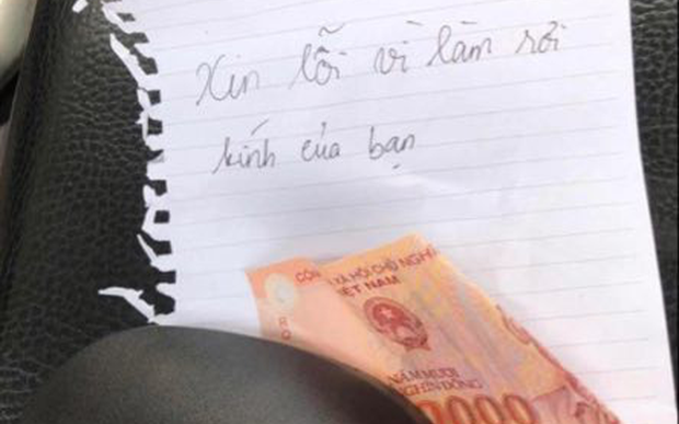 Vừa tan học thấy gương xe máy bị gãy, nam sinh liền nhận được mẩu giấy ghi lời xin lỗi không thể đáng yêu hơn Ảnh 2