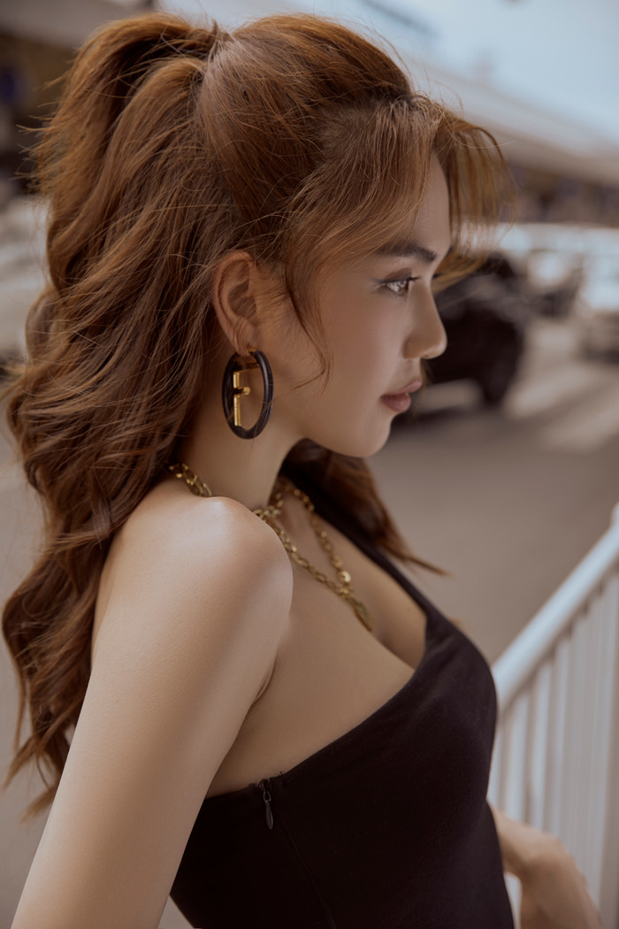 Ngọc Trinh khoe vòng eo con kiến tại sân bay thu hút mọi ánh nhìn Ảnh 6