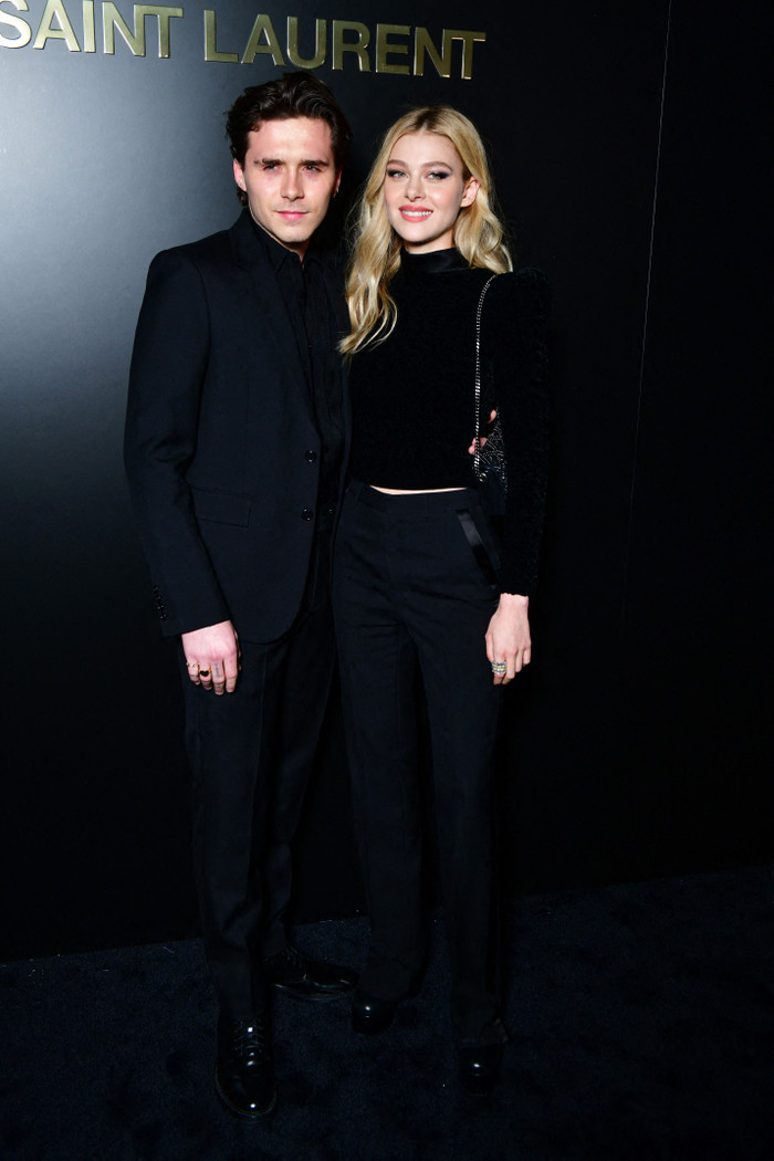 Brooklyn Beckham và Nicola tay trong tay với nhau khi xuất hiện tại show Saint Laurent hồi tháng 2 đầu năm nay với tông màu đen chủ đạo , kín đáo thu hút cánh truyền thông 