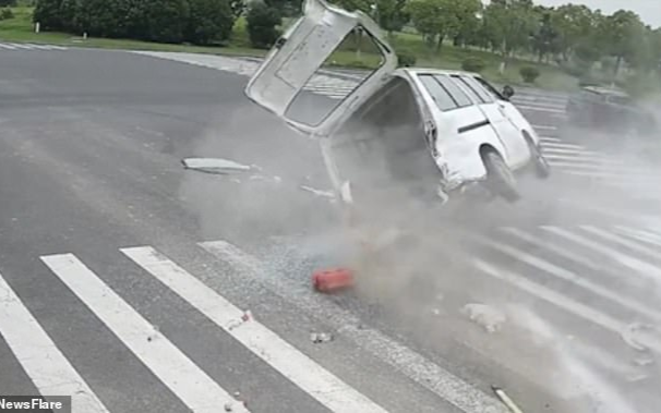 Tài xế sống sót thần kỳ sau cú đâm xoáy vòng giữa ngã tư Ảnh 2