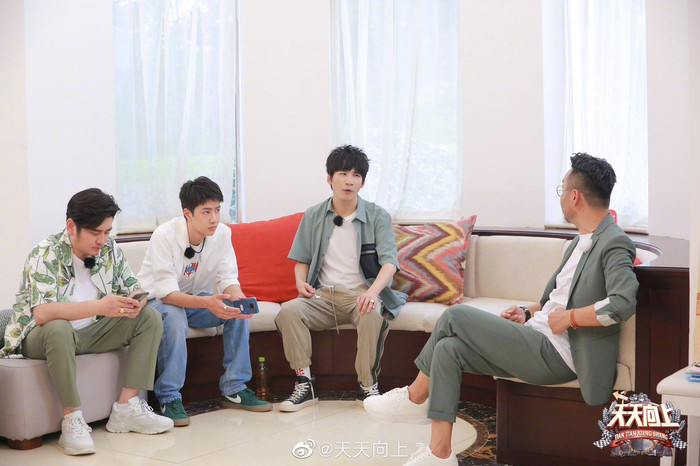 'Thiên thiên hướng thượng': Vương Nhất Bác tự nhận bản thân ngốc khi bị thương ở chân Ảnh 7