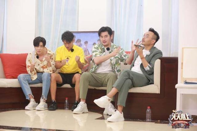 'Thiên thiên hướng thượng': Vương Nhất Bác tự nhận bản thân ngốc khi bị thương ở chân Ảnh 13