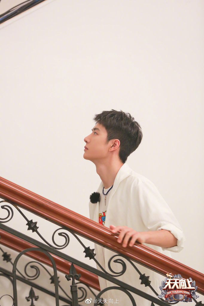 'Thiên thiên hướng thượng': Vương Nhất Bác tự nhận bản thân ngốc khi bị thương ở chân Ảnh 17