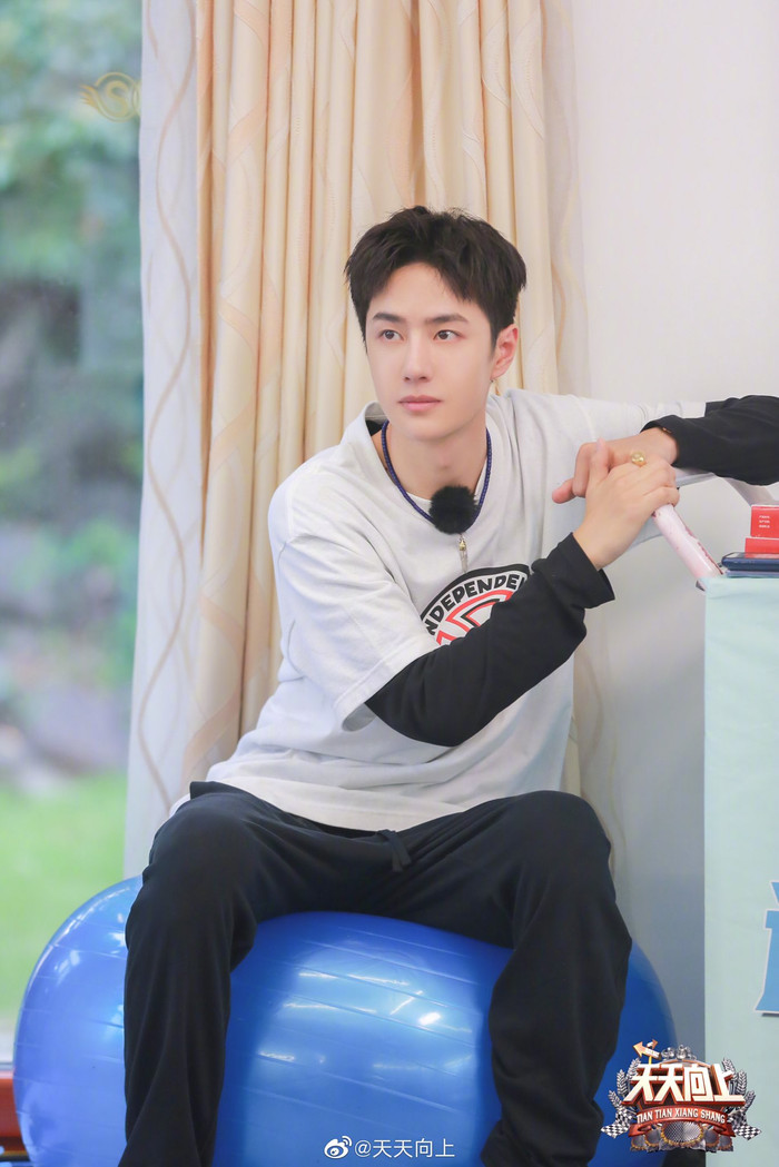 'Thiên thiên hướng thượng': Vương Nhất Bác tự nhận bản thân ngốc khi bị thương ở chân Ảnh 18