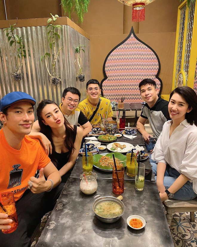 Diện áo dây khoét ngực trễ cùng góc chụp khá nhạy cảm, Ninh Dương Lan Ngọc vô tình phô diễn luôn cả phần xương quai xanh và xương ngực gầy gò&nbsp;