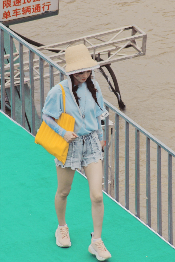 Triệu Lệ Dĩnh có thật đã 32 tuổi khi xuất hiện với tạo hình trẻ trung như thiếu nữ? Ảnh 3