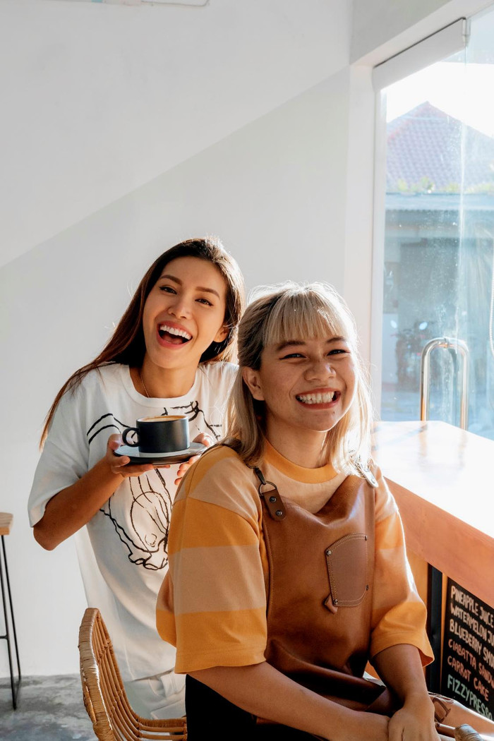 Hiện tại, Minh Tú đang bị kẹt lại Bali do ảnh hưởng của dịch Covid-19. Trong thời gian lưu trú tại Indonesia, chân dài cho biết rất nhớ nhà và mong ngóng ngày được trở lại Việt Nam để thăm gia đình và quay lại với công việc. 