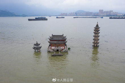 Một ngôi đền trên địa bàn bị nước lũ nhấn chìm. Ảnh Weibo