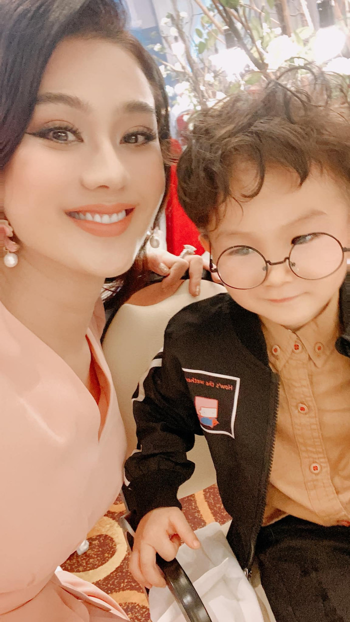 Cậu bé còn 'đốn tim' mọi người với nụ cười tươi khi selfie với mẹ