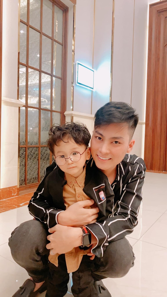 Bên dưới bình luận ai nấy đều khen ngợi vẻ ngoài 'soái ca' vô cùng đáng yêu của bé