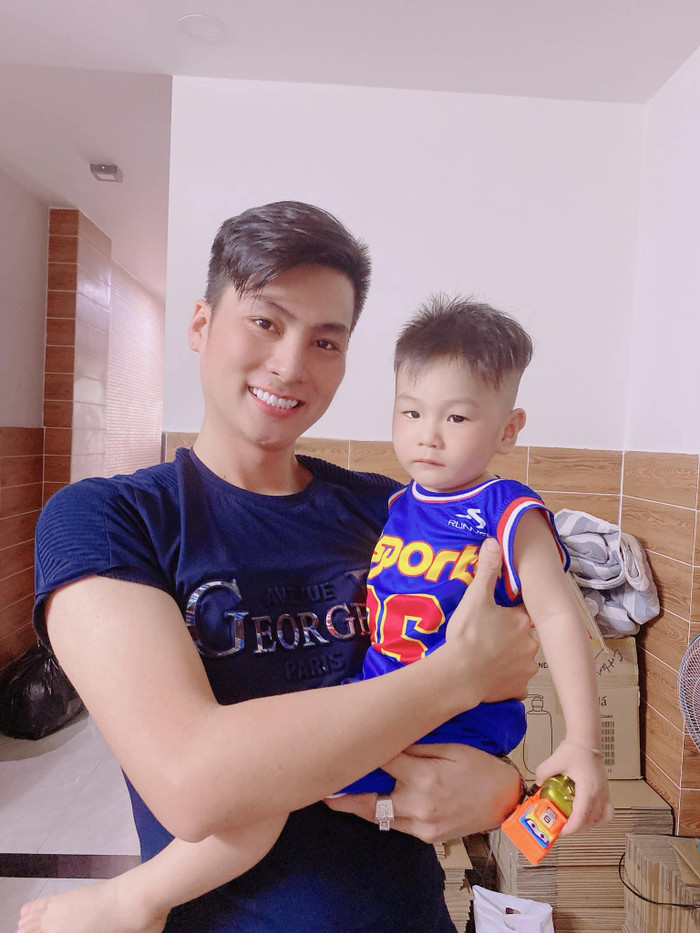 Nhiều cư dân mạng cho răng bé Ku Bi có nhiều nét giống với ông xã Phi Hùng của Lâm Khánh Chi