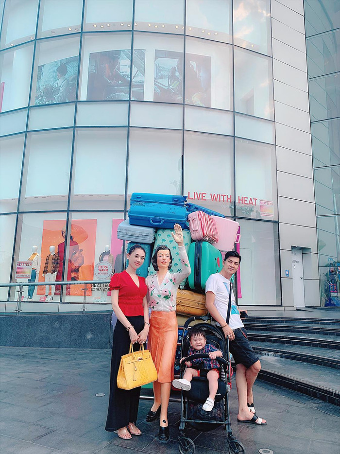 Ngoài ra, cô và ông xã cũng thường xuyên sắp xếp cùng con đi du lịch nước ngoài nhiều hơn vì bé đã cứng cáp.