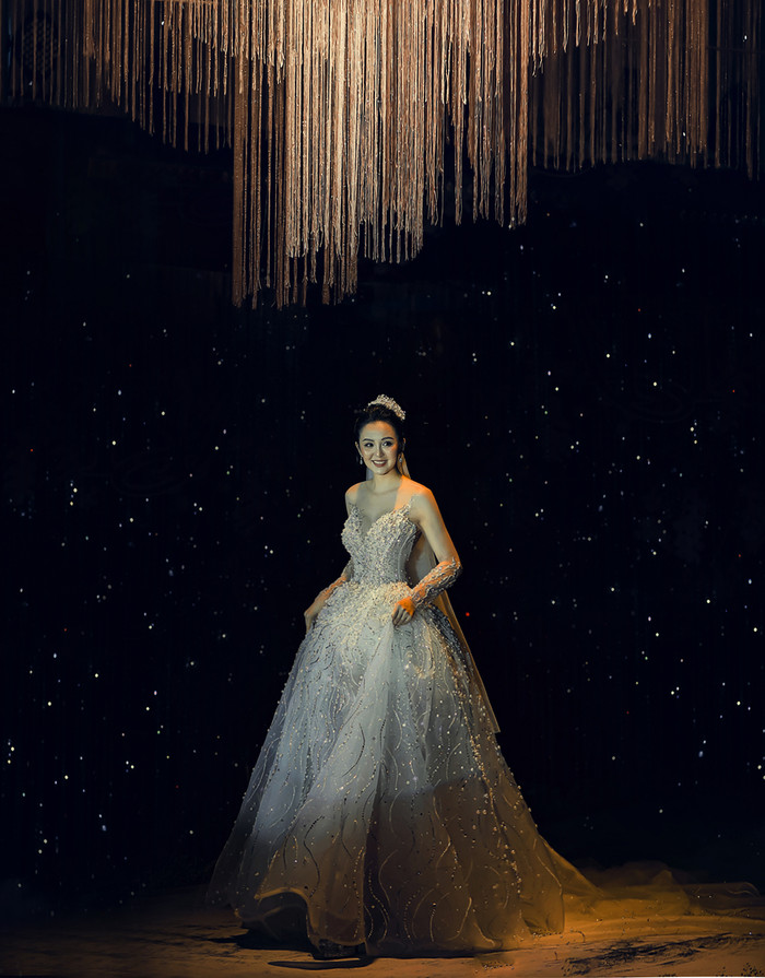 Cô dâu bước ra trong khung cảnh lung linh huyền ảo