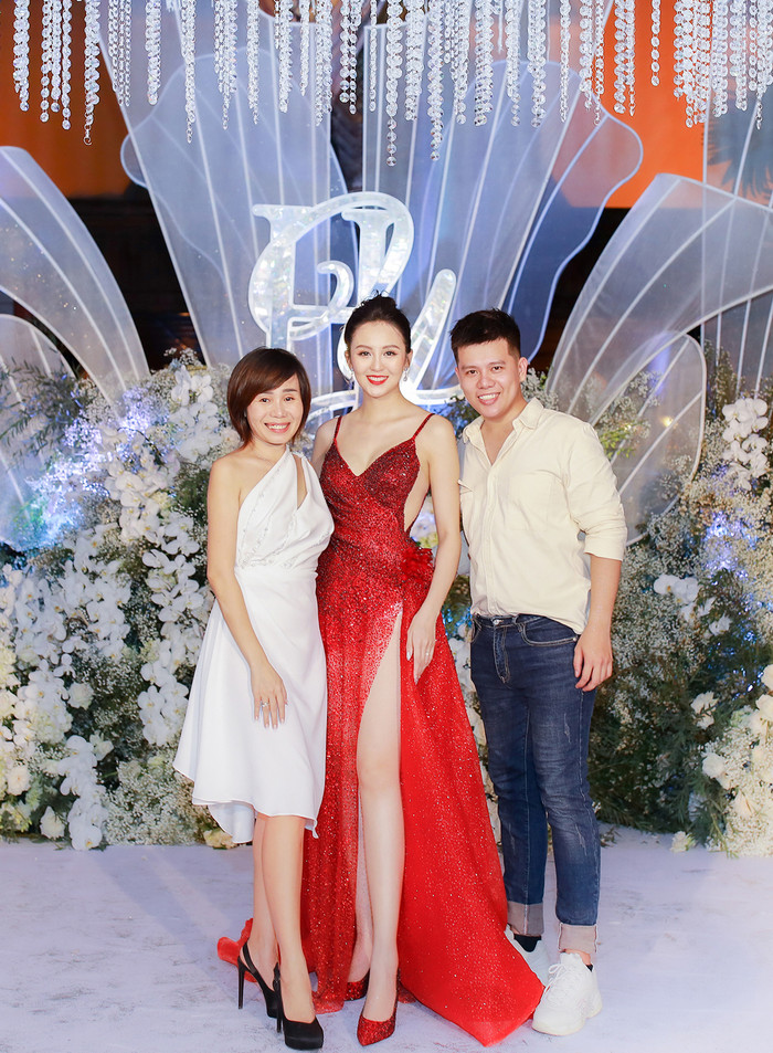 Hải Yến bên người chị là Tuyết Nhung và NTK Lâm Lâm