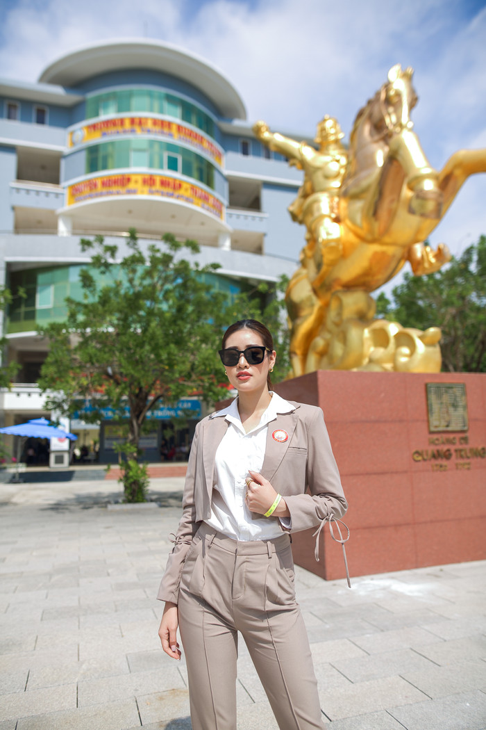 Hoa hậu Khánh Vân diện style thanh lịch được fan vây kín chào đón nồng nhiệt Ảnh 5