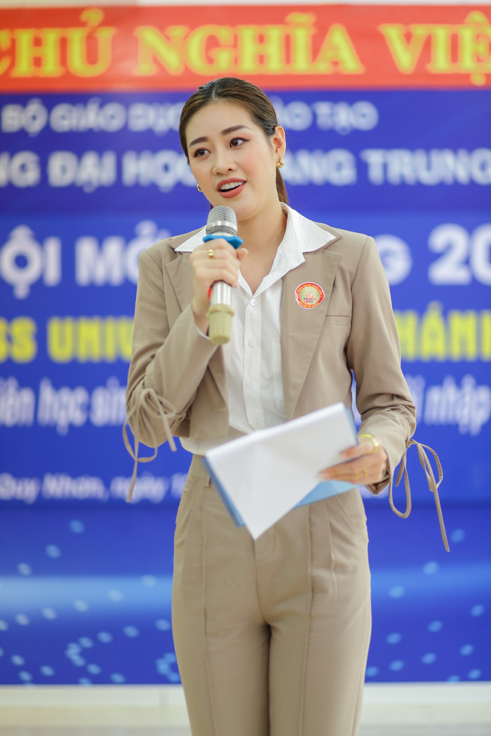 Hoa hậu Khánh Vân diện style thanh lịch được fan vây kín chào đón nồng nhiệt Ảnh 9