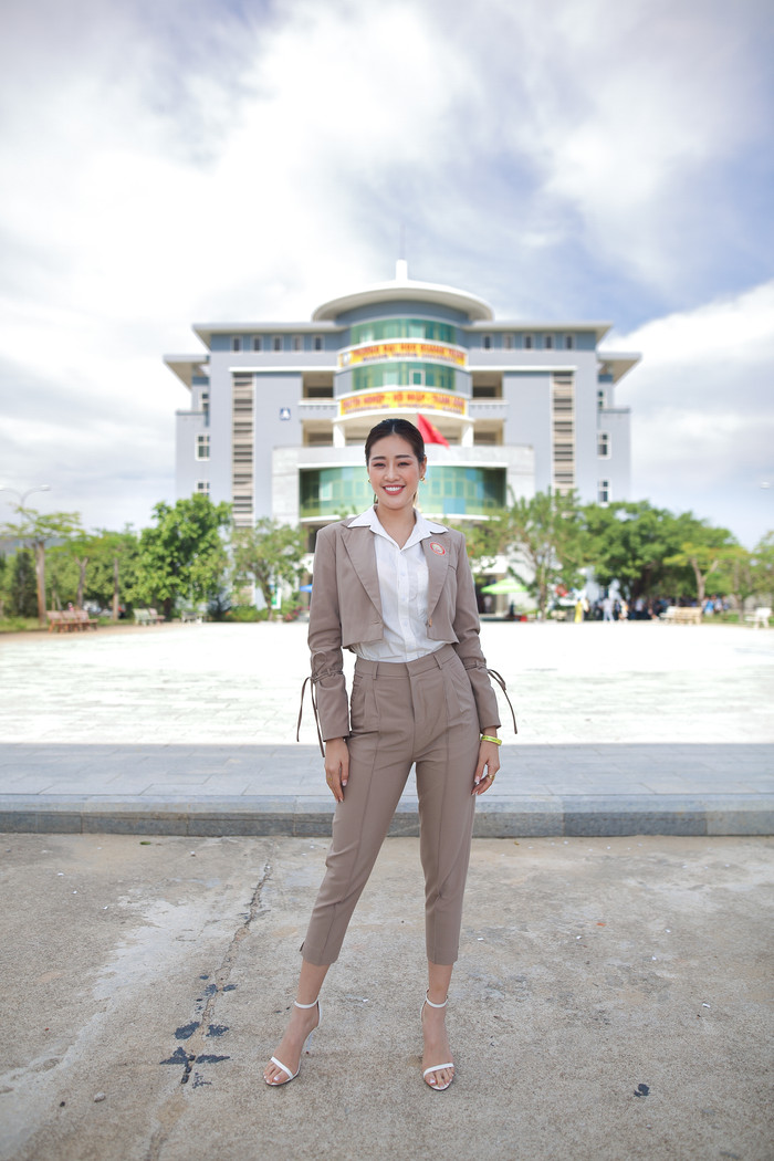 Hoa hậu Khánh Vân diện style thanh lịch được fan vây kín chào đón nồng nhiệt Ảnh 4