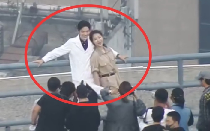 Ảnh hậu trường Dư sinh, xin chỉ giáo nhiều hơn tiếp tục bị lộ: Dương Tử ngọt ngào dựa vào vai Tiêu Chiến Ảnh 2