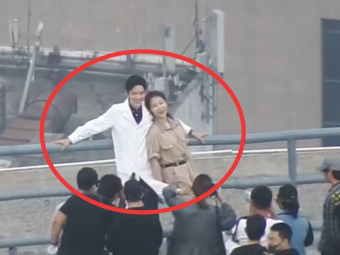 Ảnh hậu trường Dư sinh, xin chỉ giáo nhiều hơn tiếp tục bị lộ: Dương Tử ngọt ngào dựa vào vai Tiêu Chiến Ảnh 9