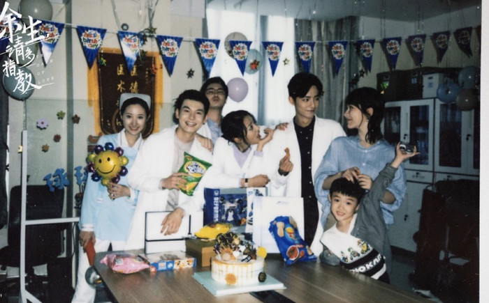 Ảnh hậu trường Dư sinh, xin chỉ giáo nhiều hơn tiếp tục bị lộ: Dương Tử ngọt ngào dựa vào vai Tiêu Chiến Ảnh 4