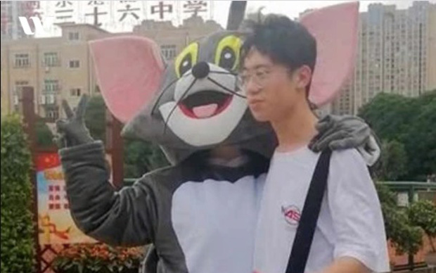 Bất chấp cái nắng oi bức mùa hè, người mẹ mặc nguyên bộ quần áo nhồi bông đến trường đón con trai sau ngày thi Đại học Ảnh 2