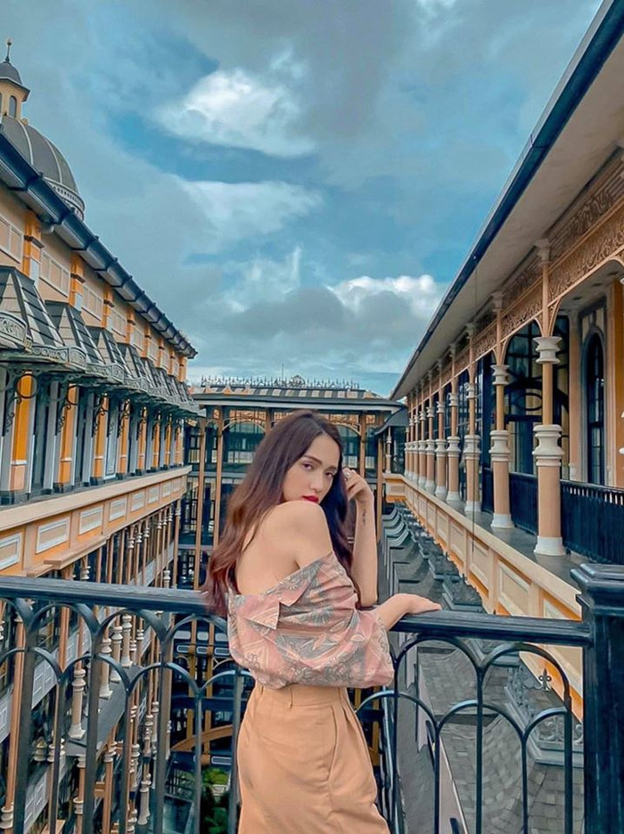 Với một chiếc áo sơ mi họa tiết size dành cho nam, Hương Giang đã chọn cách diện buông lơi các cúc áo.