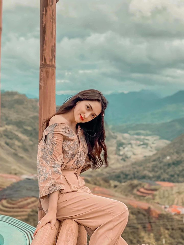 Dù nở nụ cười trên môi nhưng vẫn buồn man mác làm nhiều người liên tưởng tới nhân vật Mị trong 'Vợ chổng A Phủ'.