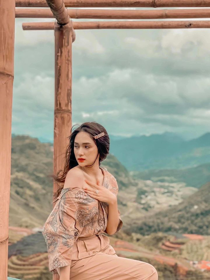 Hình ảnh Hương Giang ngồi tạo dáng bên thiên nhiên Tây Bắc hùng vĩ với gương mặt đượm buồn.